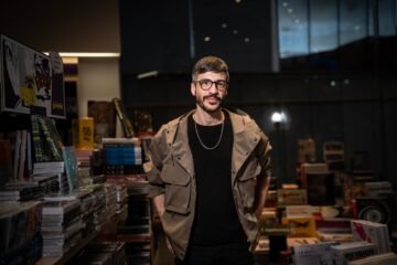 Diez años después vuelve ‘Electrónica’, la novela de Enzo Maqueira que retrató a toda una generación en la Argentina de los 90