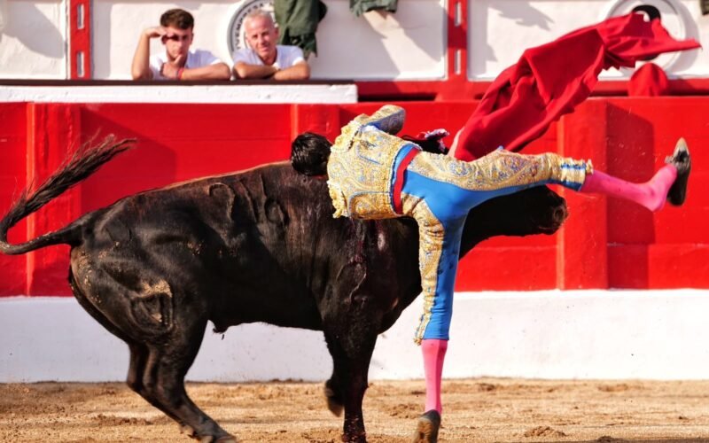 Marco Pérez sufre una herida en el muslo derecho con dos trayectorias en la última corrida de la Feria Santander