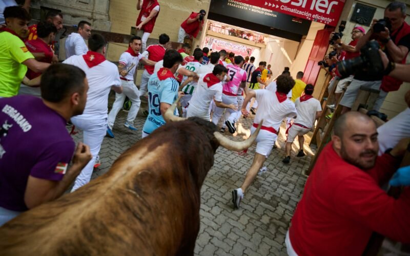 Un herido en un brazo y 14 contusionados en un rapidísimo y abarrotado tercer encierro con los toros de Victoriano del Río