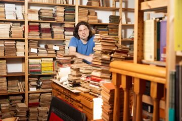 Cuando el conocimiento de internet ya no es suficiente: la IA le pone el ojo a las librerías de segunda mano