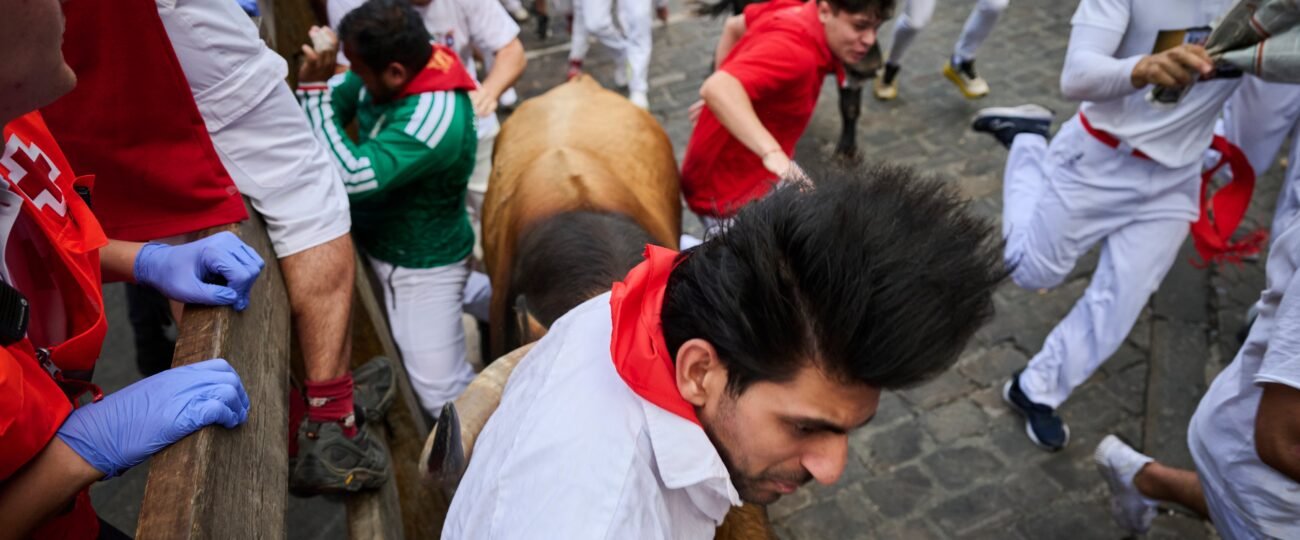 Un herido por cornada y ocho por contusiones en un rápido sexto encierro de la Palmosilla en San Fermín