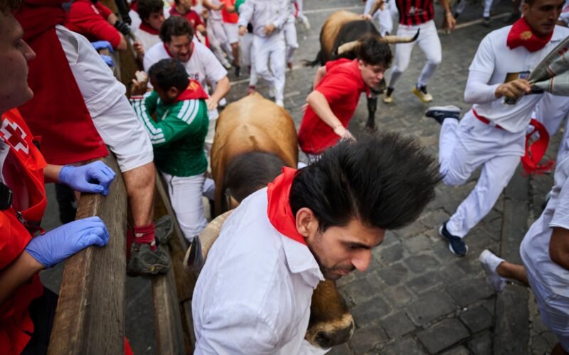 Un herido por cornada y ocho por contusiones en un rápido sexto encierro de la Palmosilla en San Fermín