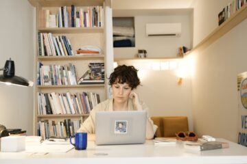 En la biblioteca de Sabina Urraca: “Los foros en internet para mí son una forma de literatura”