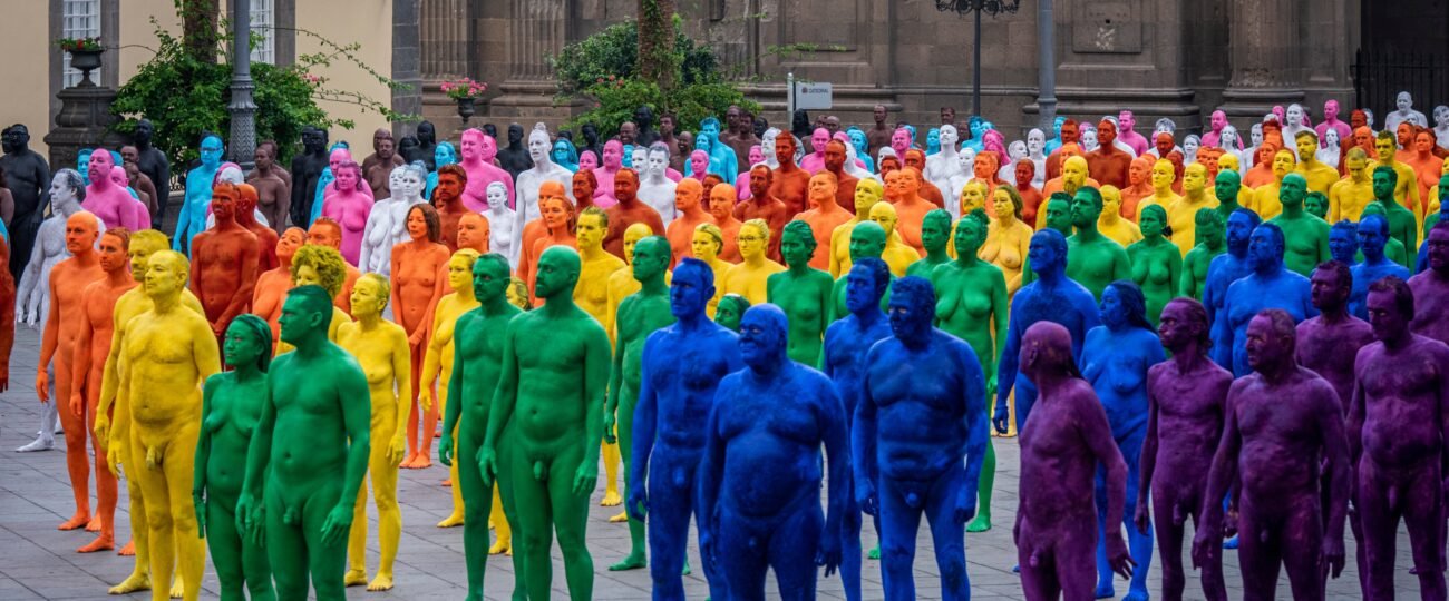 Desnudos frente a la catedral: Spencer Tunick reivindica la inclusión LGTBIQ+ en una acción en Las Palmas