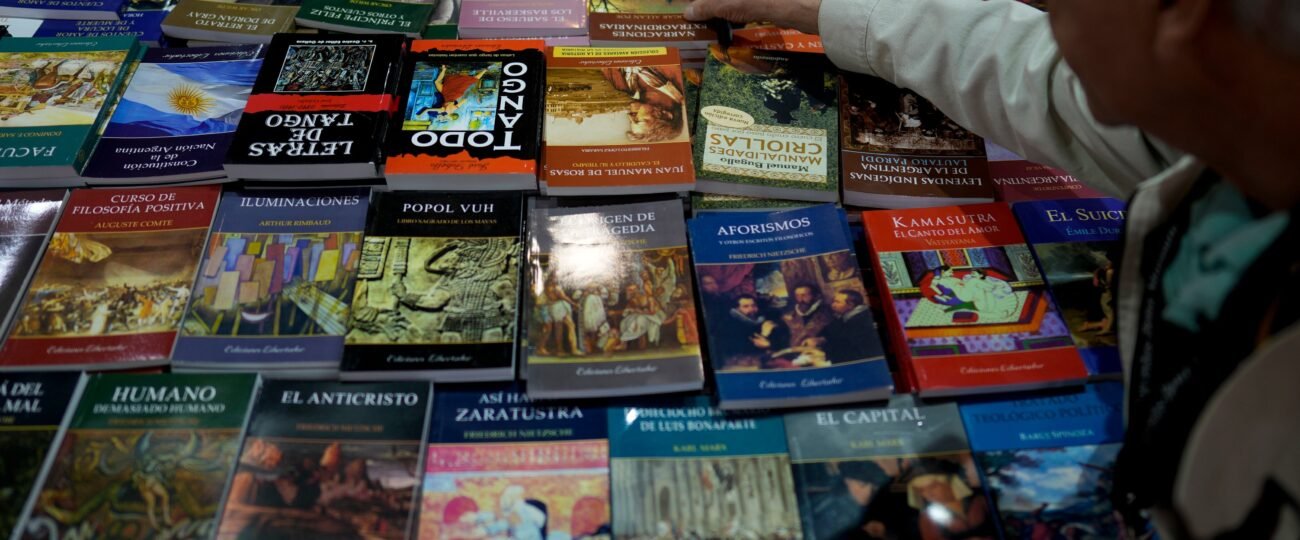 Editores, libreros y autores enfrentan la desregulación que impulsa Milei: “Un libro es mucho más que una mercancía”
