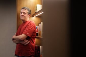 Luis Noriega, escritor: “La incapacidad de reírse de sí mismo lleva a convencerse de que se está en una posición superior”