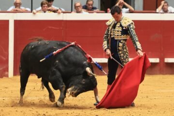Triunfo menor de Daniel Luque con descastados ‘zalduendos’ en la ‘sauna’ de Illumbe