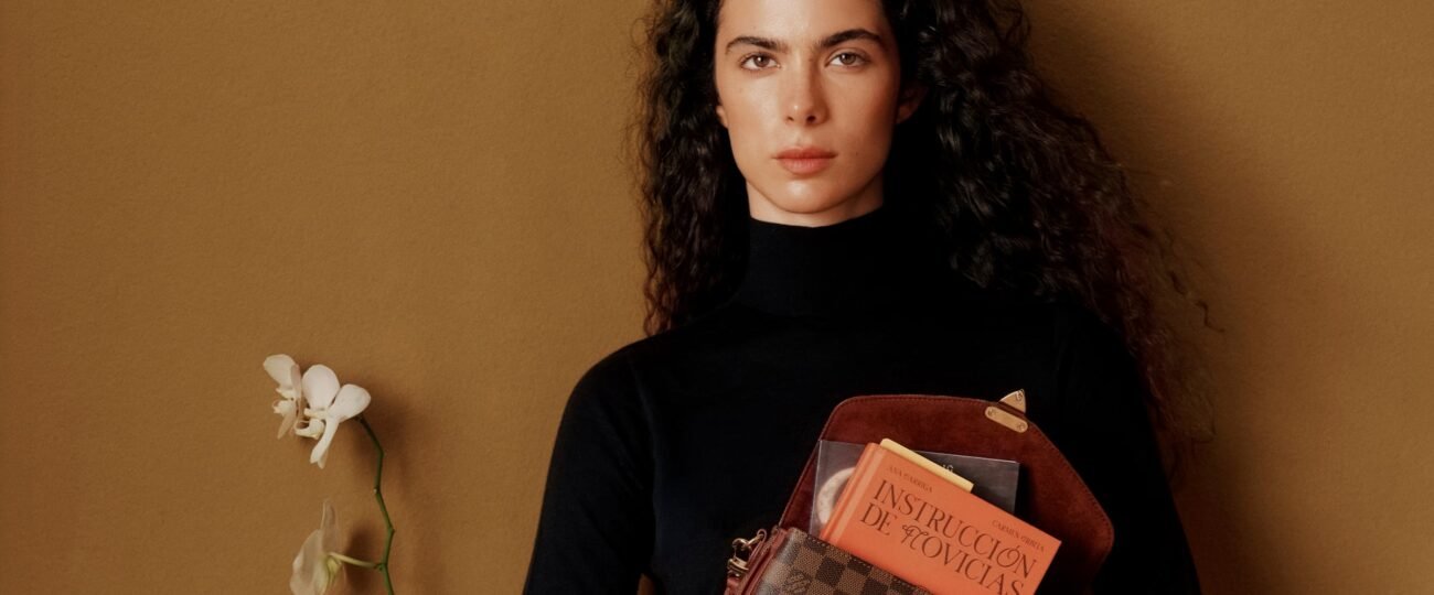 Alba Luna, la modelo con un club de lectura: “Si el postureo consiste en leer, ¡adelante! Quien lleva un libro de adorno quizá le dé una oportunidad”