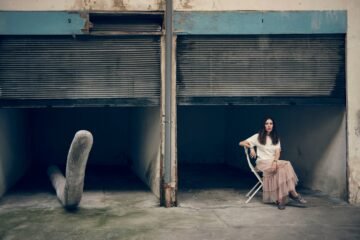 Carmen Mora, la artista que se inspira en las líneas de expresión y crea arrugas gigantes