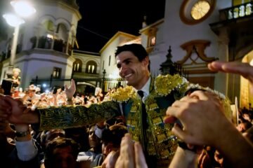 Pablo Aguado enamoró a Sevilla y salió (sin mérito) por la Puerta del Príncipe
