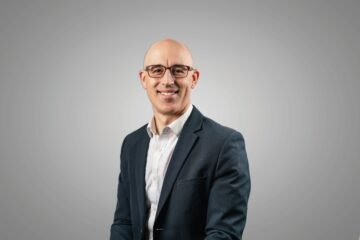 Aaron Stupple, médico y defensor de la filosofía Taking Children Seriously: “Es elitista decir a padres con recursos modestos que la comida basura es veneno”