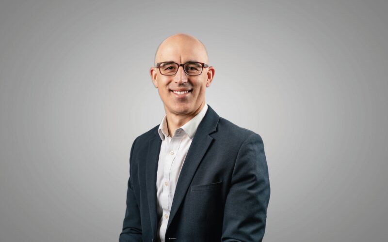 Aaron Stupple, médico y defensor de la filosofía Taking Children Seriously: “Es elitista decir a padres con recursos modestos que la comida basura es veneno”