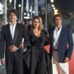 El festival de San Sebastián se rinde a los Javis y ‘La bola negra’ en una jornada de gloria y de baño de masas
