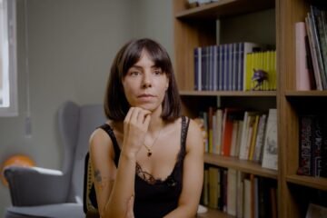 En la biblioteca de Sara Barquinero: “Sentí que mi vida mejoraba por tener ‘La náusea’ entre las manos”