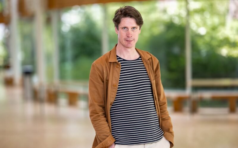 Carl Cederström, sociólogo: “El bienestar se ha convertido en una herramienta corporativa. No te hace más feliz, sino más productivo”