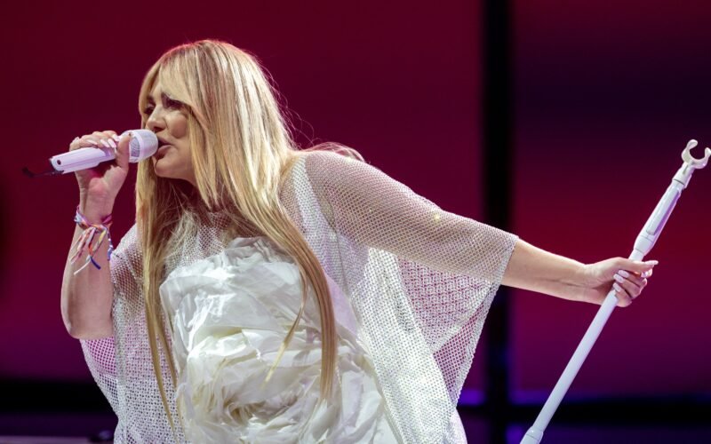 Amaia Montero se atasca bajo el escenario mientras ella y Leire Martínez se lanzan pullas