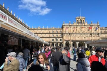 Salamanca se queda sin su Feria del Libro Antiguo: “Llevan años intentando sacarnos de la Plaza Mayor; es una brutalidad”