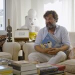 En la biblioteca de Jacobo Bergareche: “Con las cartas de amor adolescente uno aprende a manipular emocionalmente”