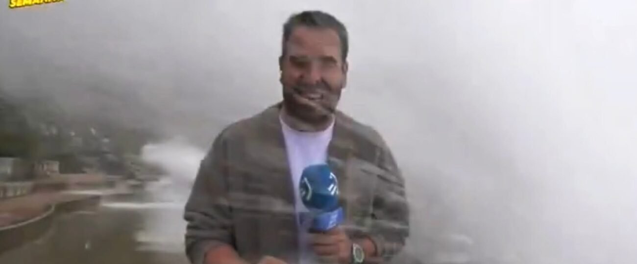 Un periodista de la televisión vasca es arrastrado por una ola en directo