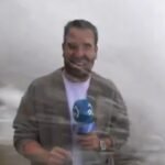 Un periodista de la televisión vasca es arrastrado por una ola en directo