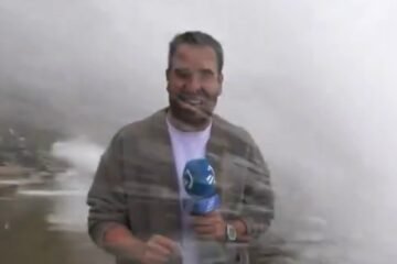 Un periodista de la televisión vasca es arrastrado por una ola en directo