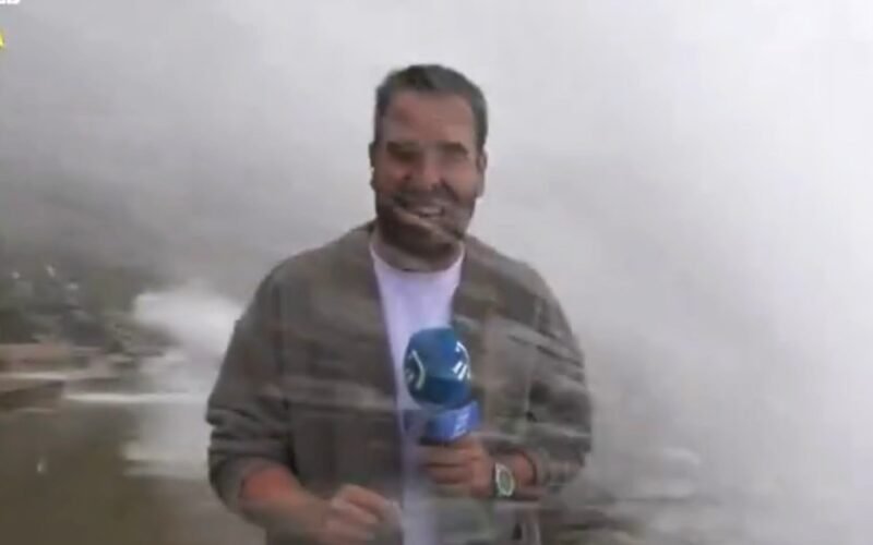 Un periodista de la televisión vasca es arrastrado por una ola en directo
