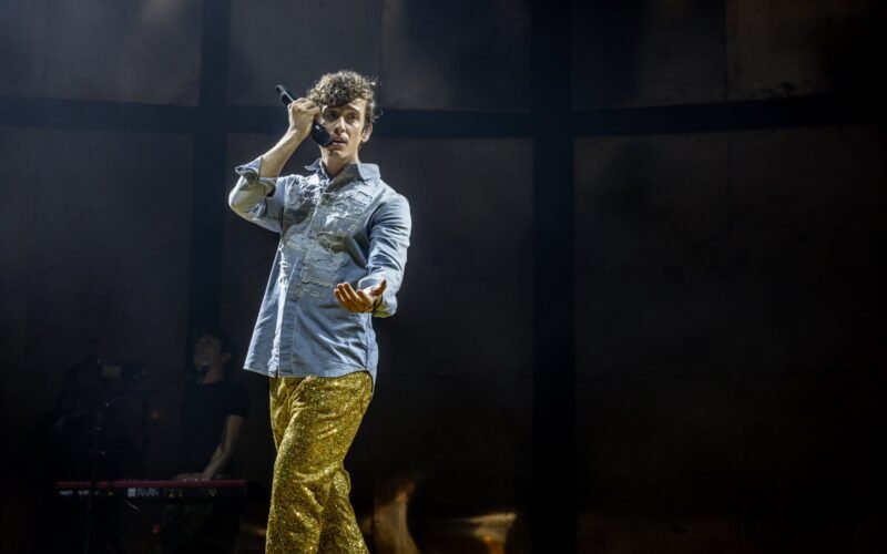 Guitarricadelafuente culmina su transformación en ídolo pop en un concierto mágico en Madrid
