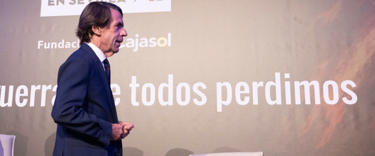 El adelanto electoral marca el arranque de las jornadas sobre la Guerra Civil organizadas por Pérez-Reverte en Sevilla