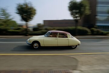 Cómo Roland Barthes nos enseñó a hacer filosofía con la cultura pop: el diseño de los Citroën, la lucha libre y el vino francés