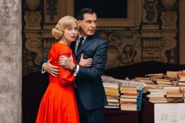 Agatha Christie y la buena educación mientras lava los platos