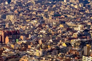 “El vell pacte ja no funciona”. Patrick Radden Keefe, Mariana Enriquez, Rafael Moneo i més veus de la cultura opinen sobre l’habitatge i la ciutat