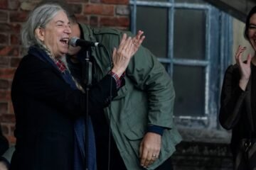 La emotiva sorpresa de varios coros a Patti Smith antes de los Premios Princesa de Asturias: “Pensé que iba a llorar de felicidad”