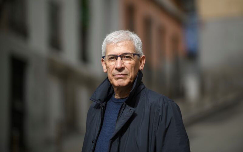 ‘Bajo la luna negra’, de José Ovejero: una fábula moral vista con ojo inhumano